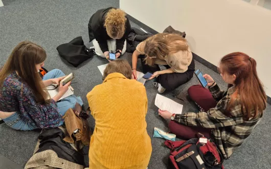 Biblioteka - studenci pracujący w grupie