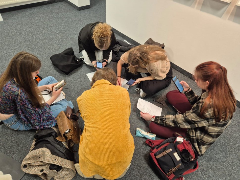 Biblioteka - studenci pracujący w grupie